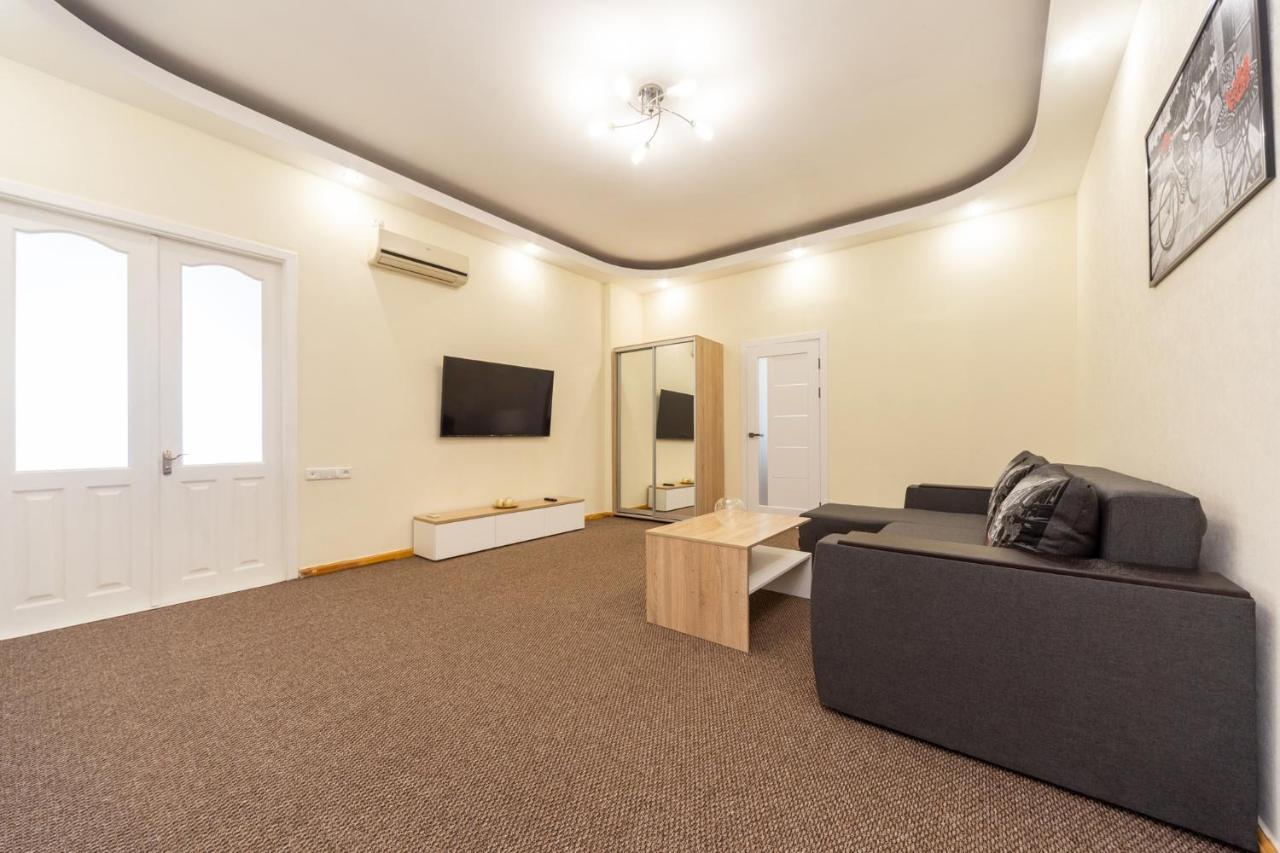 Apartment Center Of Odessa Esterno foto
