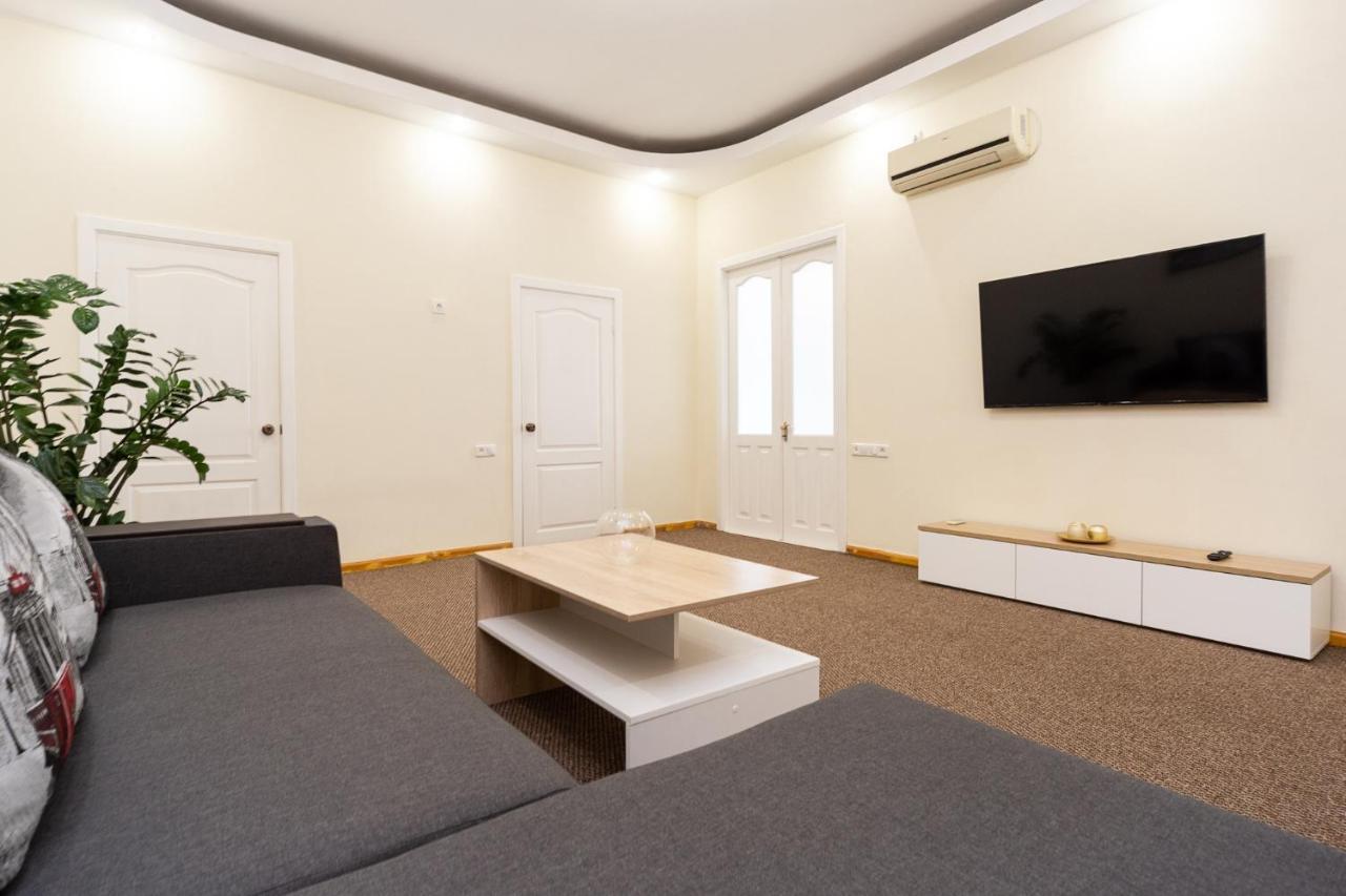 Apartment Center Of Odessa Esterno foto